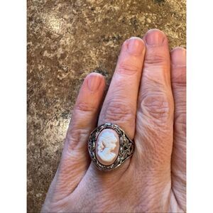 Woman’s vintage style cameo ring size 9 never worn